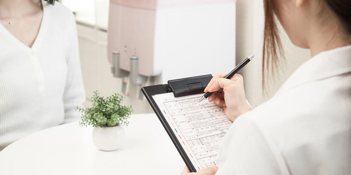 公認心理師が患者と面談している様子