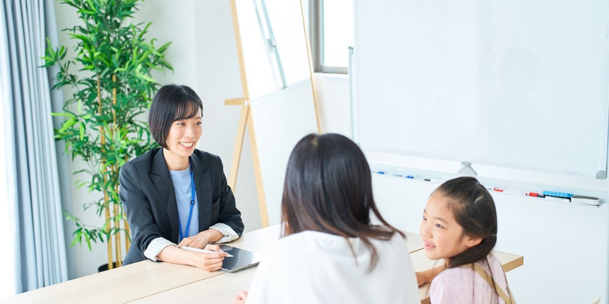 スクールカウンセラーとして学校現場で活躍する心理師のイメージ